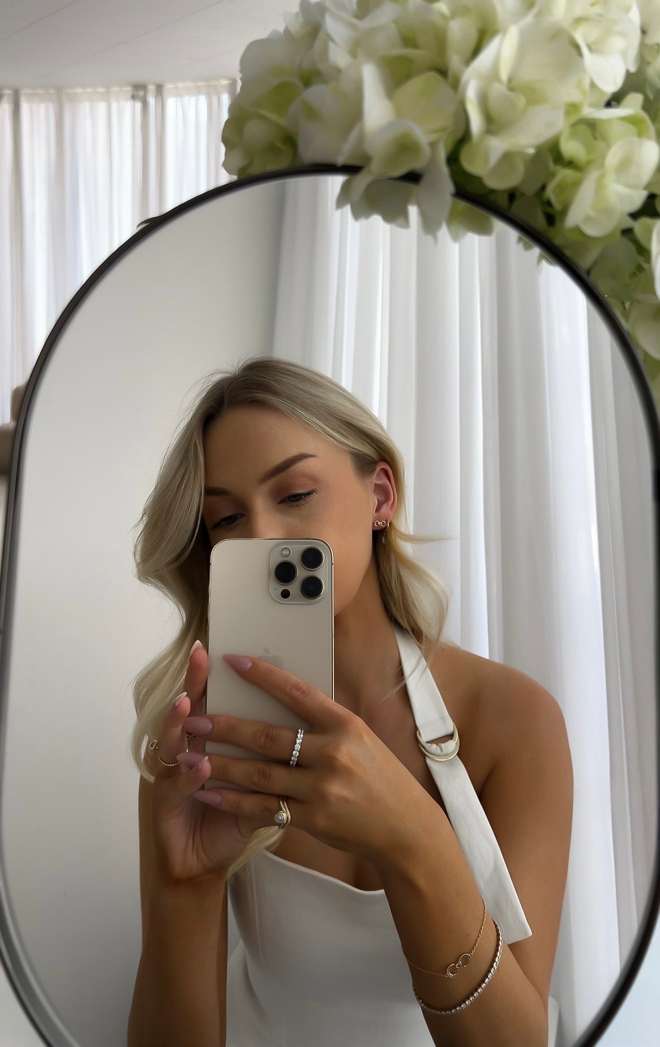 yellow-gold-earrings-heart-of-gold-heart-diamond-mirror-selfie