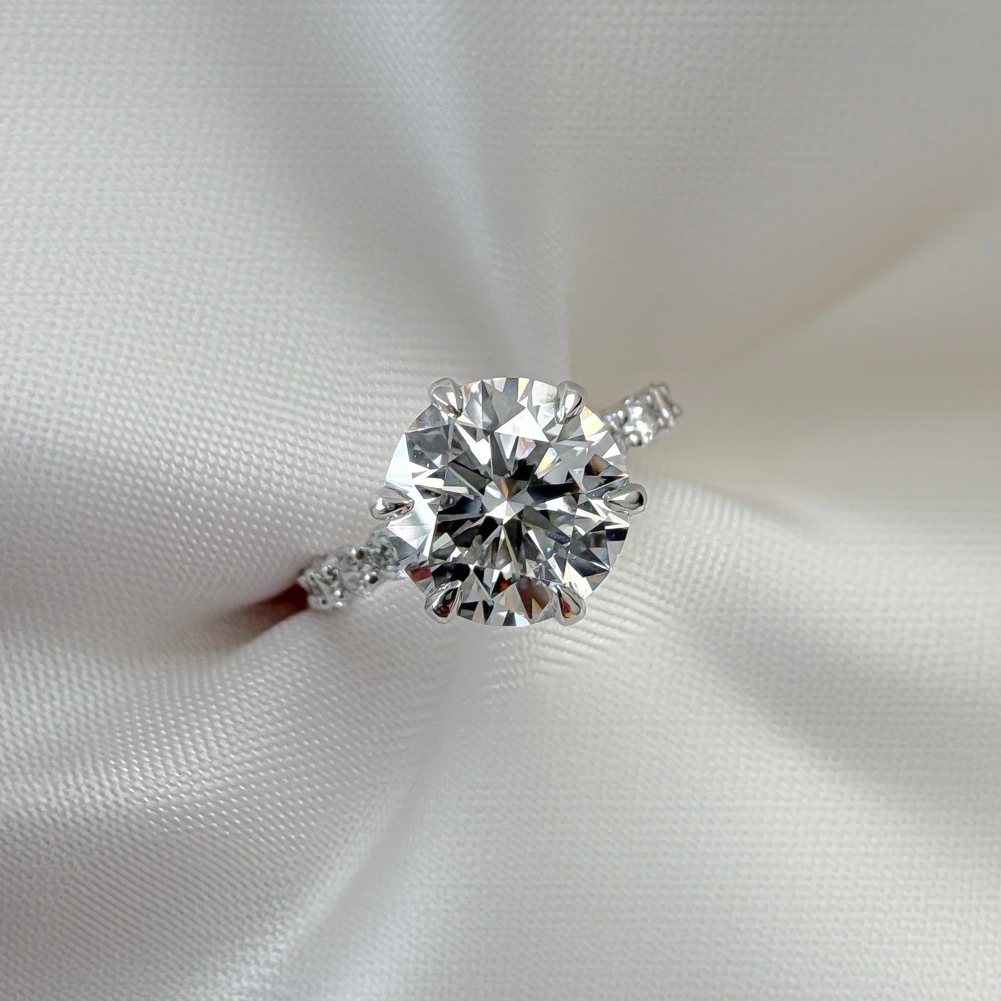 platinum round Diamond ring 