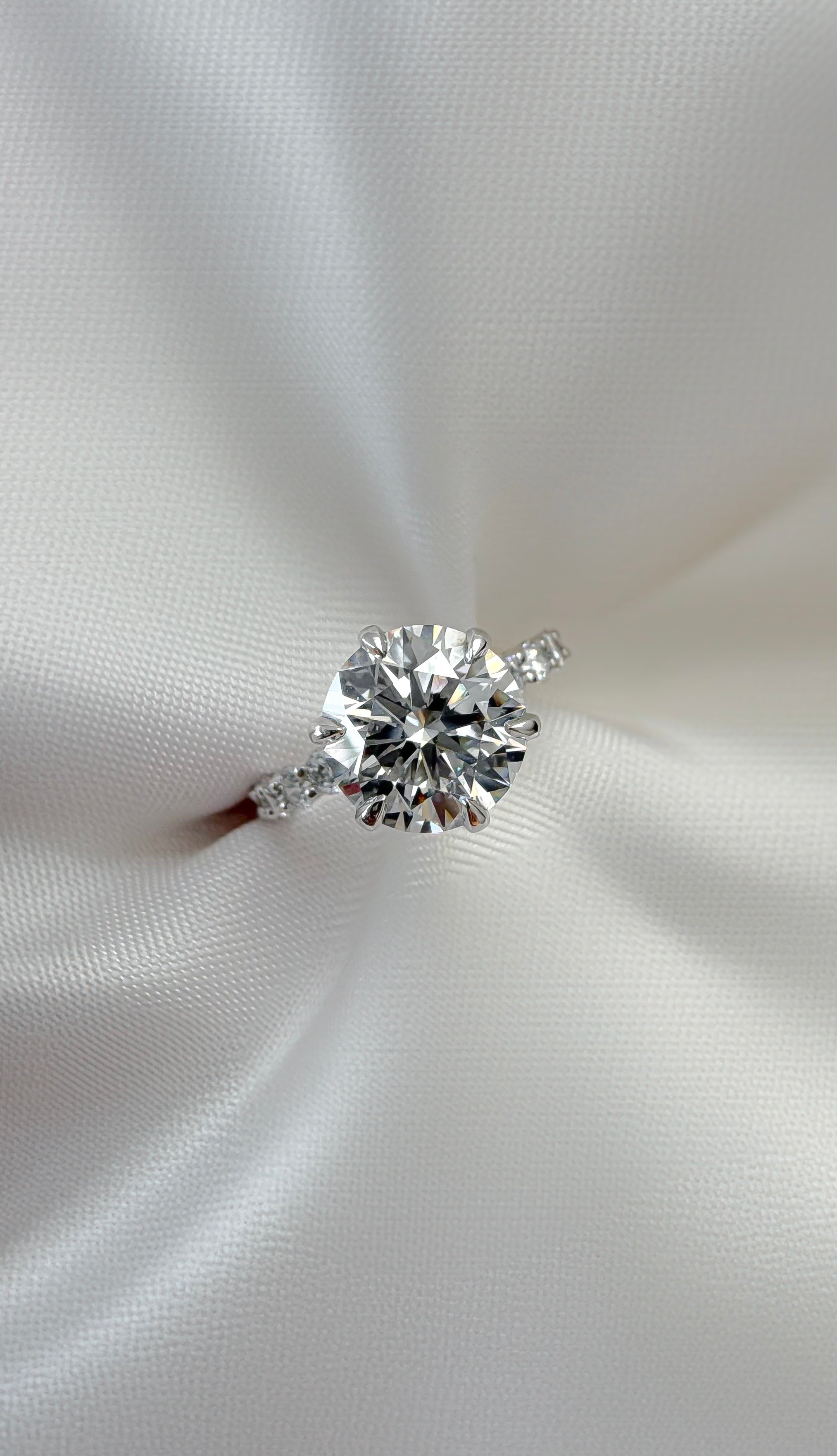 platinum round Diamond ring 