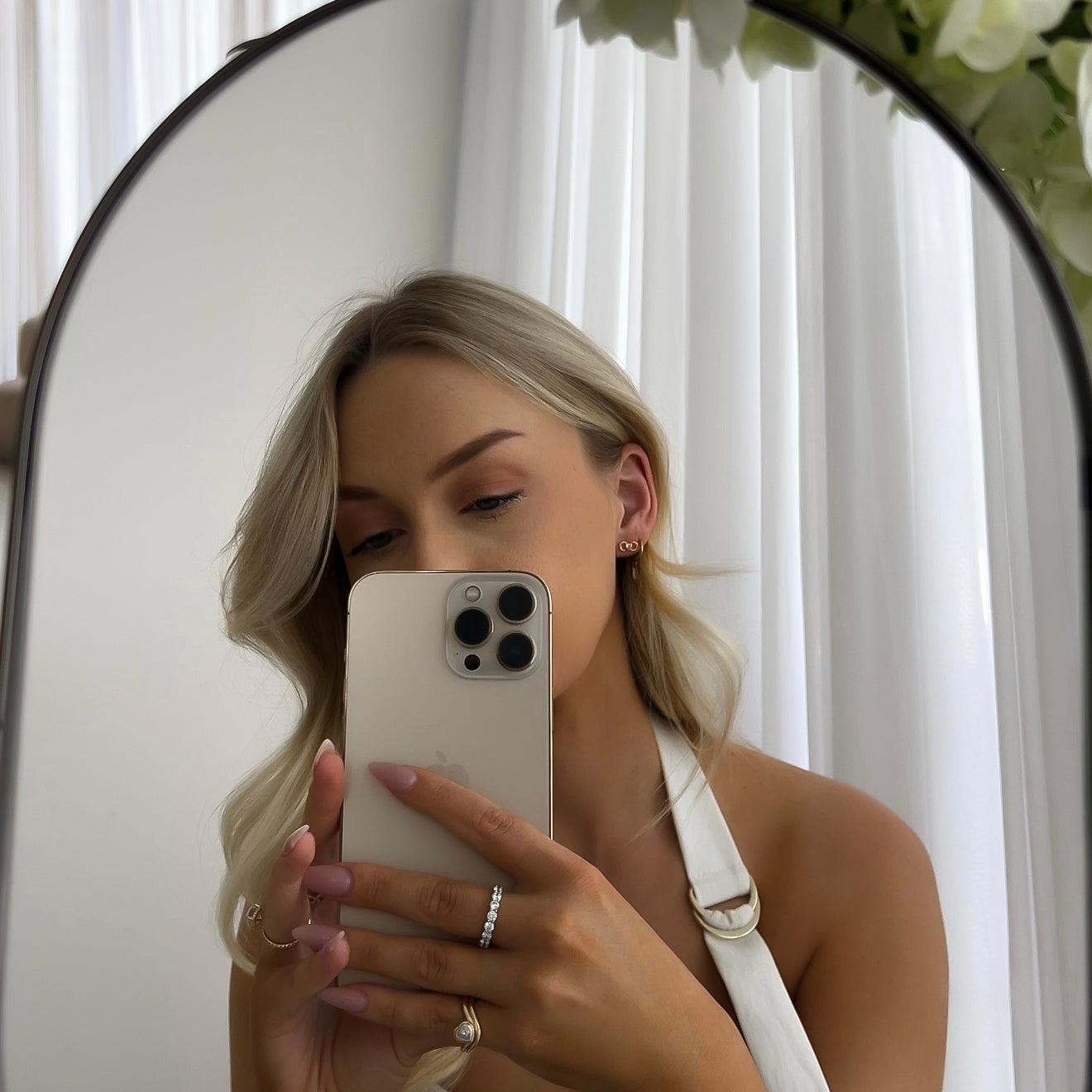 yellow-gold-earrings-heart-of-gold-heart-diamond-mirror-selfie